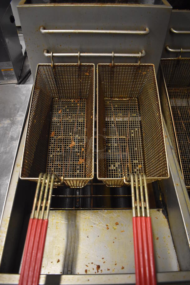 2017 Avantco FF300-N Stainless Steel Commercial Floor Style Natural Gas Powered Deep Fat Fryer w/ 2 Metal Fry Baskets. 90,000 BTU. 15.5x30x49 - Image 4 of 6
