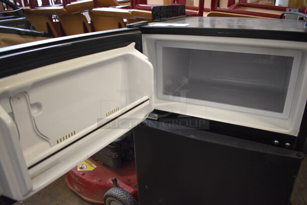 Model MFR-3 Metal Mini Cooler Freezer. 120 Volts, 1 Phase. 19x18x35. Tested and Working! - Image 3 of 7