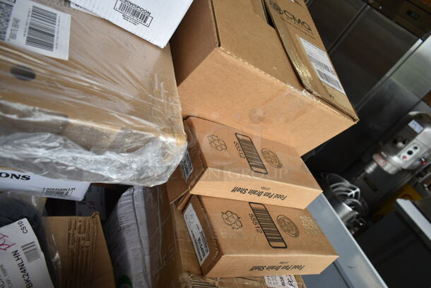 PALLET LOT of 35 BRAND NEW Boxes Including 2 Box 130WSPOON Choice Medium Weight White Plastic Teaspoon - 1000/Case, 245CB12PLN Choice 12" x 12" x 2" Kraft Customizable Corrugated Plain Pizza Box - 50/Case, 3 Box 130HSBK1M Visions Black Heavy Weight Plastic Teaspoon - Case of 1000, 394385L Noble Products White Powder-Free Disposable Latex Gloves for Foodservice - Large - 1000/Case, 127RD8COMBO Choice 8 oz. Customizable Microwavable Clear Round Deli Container and Lid Combo Pack - 250/Case, 127P400C Choice Clear Plastic Souffle Cup, 3 Box Choice 4 oz Portion Cups, 500CC12 12 oz. Plastic Cold Cup - 1000/Case, 3 Box Cambro 30HPD150 1/3 Size Amber High Heat Drain Tray, Noble X Large Gloves, 130HBKCUTFW Visions Individually Wrapped Black Heavy Weight Plastic Fork - 1000/Case. 35 Times Your Bid! - Image 6 of 9