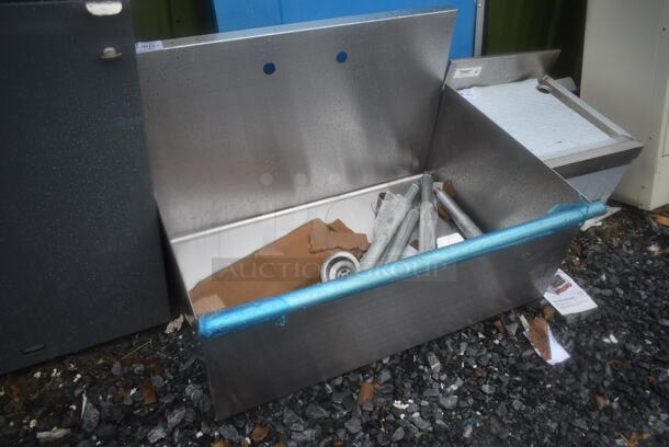 BRAND NEW SCRATCH AND DENT! Stainless Steel Single Bay Sink. - Image 1 of 4