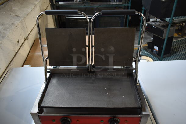 BRAND NEW SCRATCH AND DENT! Avantco 177P85S Stainless Steel Commercial Countertop Double Panini Press. 120 Volts, 1 Phase. Tested and Working! - Image 4 of 6
