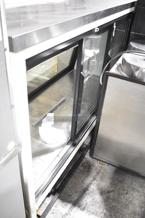 True TSID-72-2 Metal Commercial Floor Style Deli Display Case Merchandiser. See Pictures for Crack in Glass. 115 Volts, 1 Phase. Tested and Working!  - Image 4 of 8