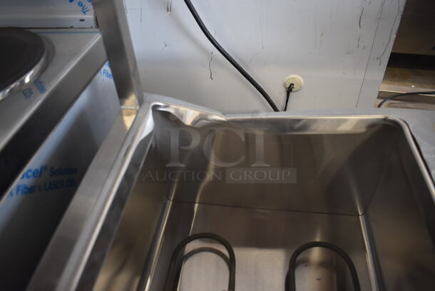 	BRAND NEW SCRATCH AND DENT! ServIt 423EST3WO Stainless Steel Commercial Electric Powered Three Pan Open Well Steam Table with Angled Sneeze Guard and Casters. 120 Volts, 1 Phase. - Image 6 of 10