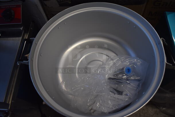 BRAND NEW IN BOX! Avantco 177GRC110NAT  Metal Commercial Countertop Natural Gas Powered 110 Cup (55 Cup Raw) Rice Cooker. 14,000 BTU. 24x18x18. Tested and Working! - Image 3 of 7