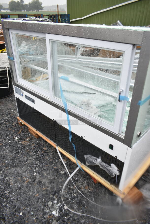 BRAND NEW SCRATCH AND DENT! Avantco 193BCD60W 60" Curved Glass White Dry Bakery Display Case. See Pictures for Broken Glass. 110-120 Volts, 1 Phase.  - Image 8 of 11