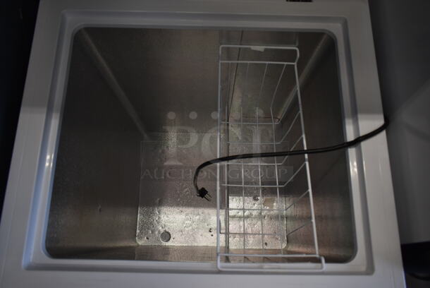 Hisense WFC050M6XWD Metal Chest Freezer w/ Hinge Lid. 115 Volts, 1 Phase. Tested and Working! - Image 2 of 3