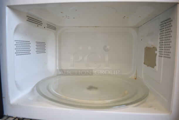 Hamilton Beach HB-P90D23AL-DJ Metal Countertop Microwave Oven w/ Plate. 120 Volts, 1 Phase.  - Image 3 of 4