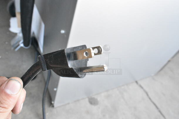 BRAND NEW SCRATCH AND DENT! Avantco 177CO16 Stainless Steel Commercial Countertop Electric Powered Half Size Convection Oven. 120 Volts, 1 Phase. Tested and Working! - Image 6 of 7