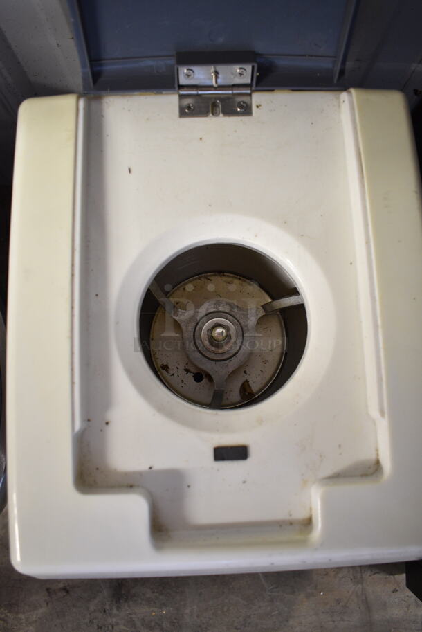 BRAND NEW SCRATCH AND DENT! Carnival King 382ICS250 Metal Countertop Ice Shaver. 120 Volts, 1 Phase. Tested and Working! - Image 5 of 6