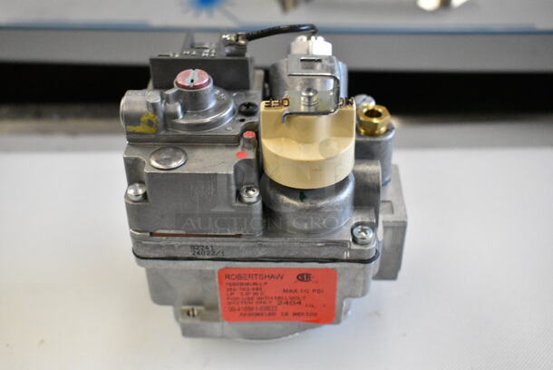 4 BRAND NEW SCRATCH AND DENT! Items Including HP3686701404 Berkel 01-404675-01158 Sharpening Assy, HP5908800936 Hobart 00-936547-00003 Probe And Switch Assy, HP7004108410 Vulcan 00-410841-00023 Valve,Combination,(Lp), HP3004992230 Vulcan 00-499223-00004 Basket, Twin Gr85. 4 Times Your Bid!  - Image 8 of 11