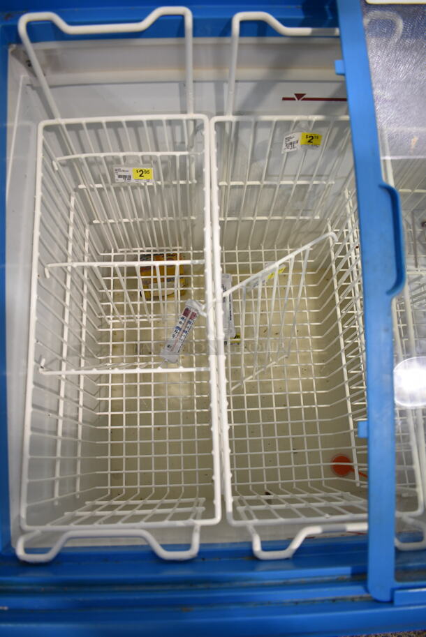 AHT RIO S 100 Metal Commercial Novelty Ice Cream Freezer Merchandiser on Commercial Casters. 115 Volts, 1 Phase. Tested and Working! - Image 4 of 5
