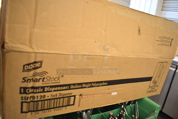 ALL ONE MONEY! Tier Lot of Various Items Including 2 SmartStock Plastic Utensil Dispensers - Image 9 of 10