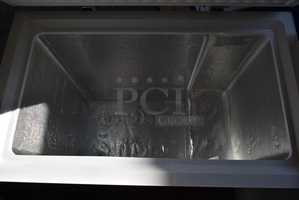 Magic Chef Metal Chest Freezer. 115 Volts, 1 Phase. Tested and Working! - Image 4 of 4