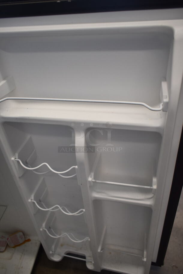 Galanz GLR33MBKE23 Metal Mini Cooler. 115 Volts, 1 Phase. Tested and Powers On But Does Not Get Cold - Image 3 of 5