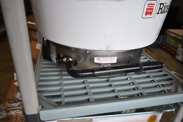 BRAND NEW SCRATCH AND DENT! RiceMaster Town RM-55P-R Liquid Propane 110 Cup (55 Cup Raw) Gas Rice Cooker and Warmer.  - Image 4 of 8