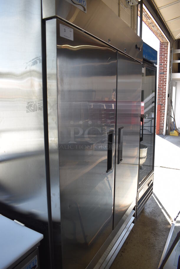 BRAND NEW SCRATCH AND DENT! Avantco Model 178A49RHC Stainless Steel Commercial 2 Door Reach In Cooler w/ Poly Coated Racks on Commercial Casters. 115 Volts, 1 Phase. 53x32.5x82.5. Tested and Working! - Image 2 of 5