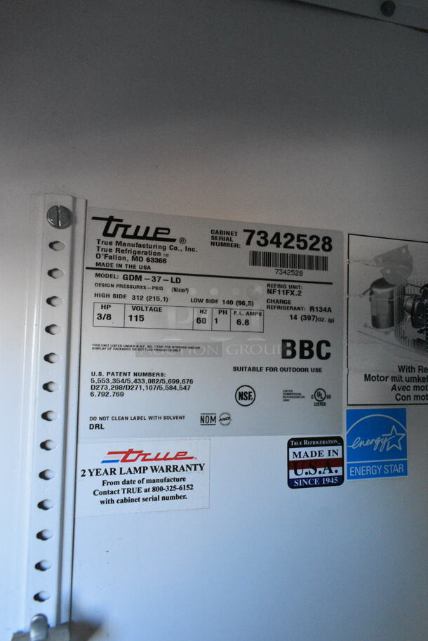 True GDM-37-LD ENERGY STAR Metal Commercial 2 Door Reach In Cooler Merchandiser w/ Poly Coated Racks. 115 Volts, 1 Phase. Tested and Working! - Image 7 of 7