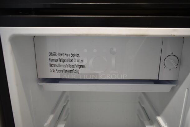 Galanz GLR33MBKE23 Mini Cooler. 115 Volts, 1 Phase. Cannot Test Due To Damaged Plug - Image 4 of 6