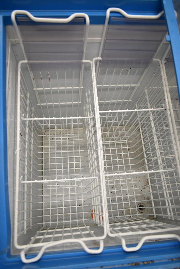 AHT RIO S 100 Metal Commercial Novelty Ice Cream Freezer Merchandiser on Commercial Casters. 115 Volts, 1 Phase. Tested and Working! - Image 5 of 6