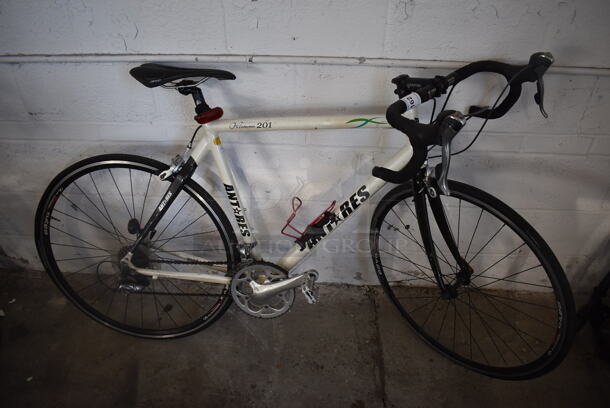 Anteres 201 White Metal Road Bicycle. 18x65x39 - Image 1 of 6