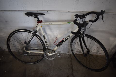 Anteres 201 White Metal Road Bicycle. 18x65x39