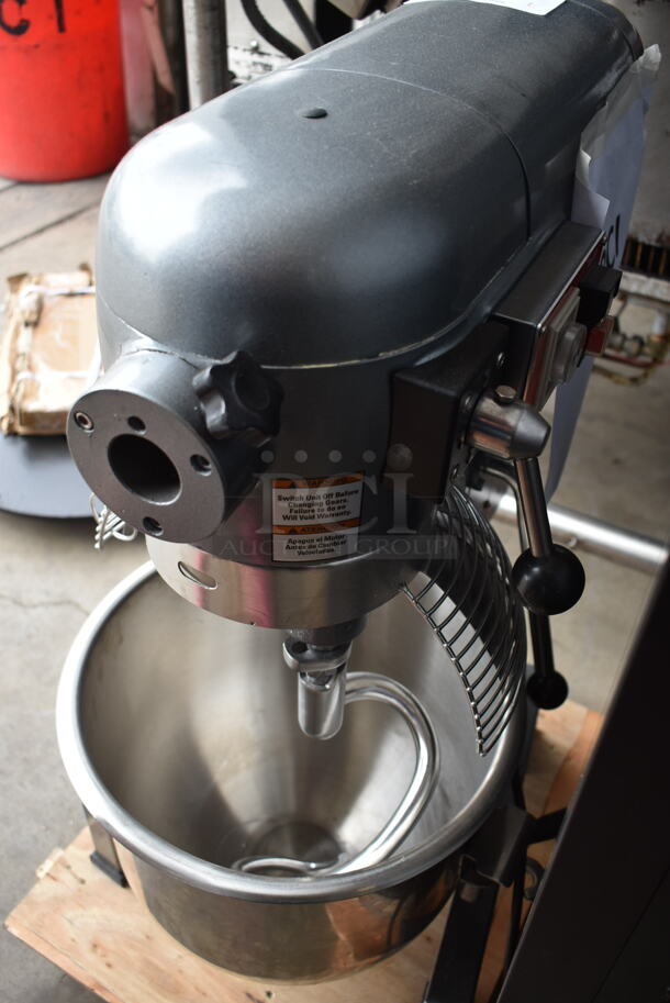 BRAND NEW SCRATCH AND DENT! Avantco 177MX20H Metal Commercial Countertop 20 Quart Planetary Dough Mixer w/ Stainless Steel Mixing Bowl, Bowl Guard, Dough Hook and Paddle Attachment. 120 Volts, 1 Phase. Tested and Working! - Image 6 of 9