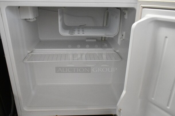 Haier HSA02WNDWW Metal Mini Cooler. 115 Volts, 1 Phase. Tested and Powers On But Does Not Get Cold - Image 3 of 5