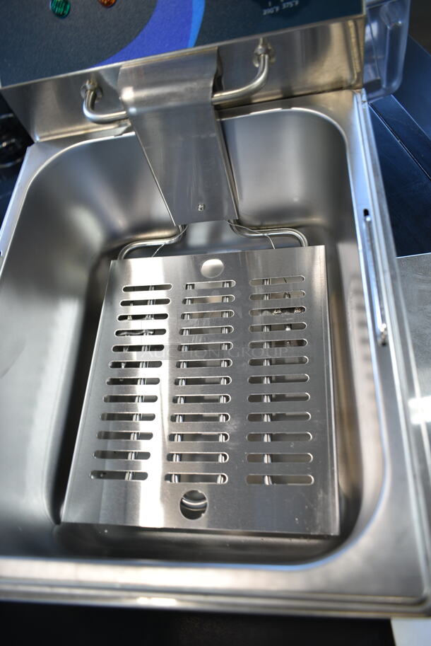 BRAND NEW SCRATCH AND DENT! 2023 Hoocoo FRY-10L Stainless Steel Commercial Countertop Electric Powered Fryer w/ Lid and Fry Basket. 120 Volts, 1 Phase. - Image 5 of 6