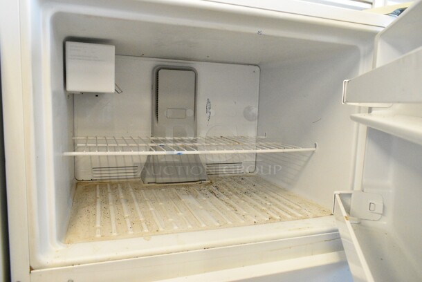Maytag M1TXEGMYW01 Metal Cooler w/ Freezer. 115 Volts, 1 Phase. Tested and Working! - Image 3 of 7