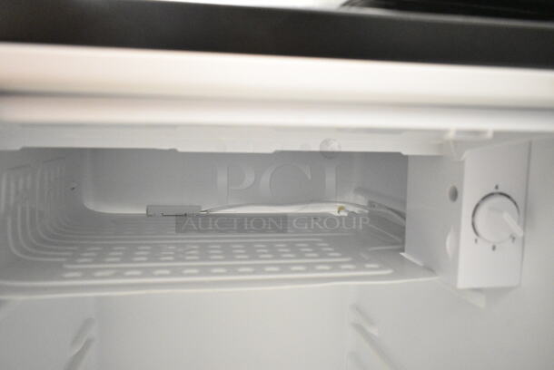 Galanz GLR33MBKE23 Metal Mini Cooler. 115 Volts, 1 Phase. Tested and Working! - Image 3 of 5