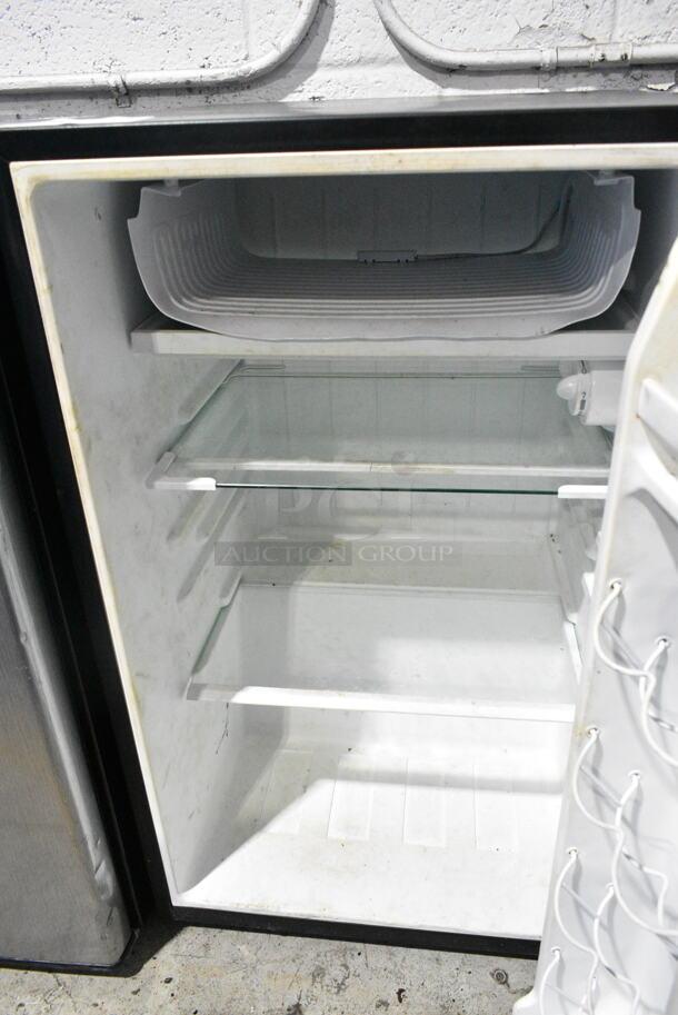 Galanz GL43S5 Metal Mini Cooler. 115 Volts, 1 Phase. Tested and Powers On But Does Not Get Cold - Image 3 of 5