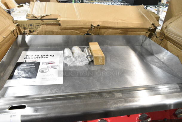 BRAND NEW SCRATCH AND DENT! Avantco 177EG30N Stainless Steel Commercial Countertop Electric Powered Flat Top Griddle. 208/240 Volts, 1 Phase.  - Image 4 of 8