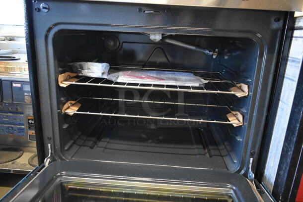 BRAND NEW SCRATCH AND DENT! Electrolux Stainless Steel Commercial Natural Gas Powered 4 Burner Range w/ Oven.  - Image 5 of 7