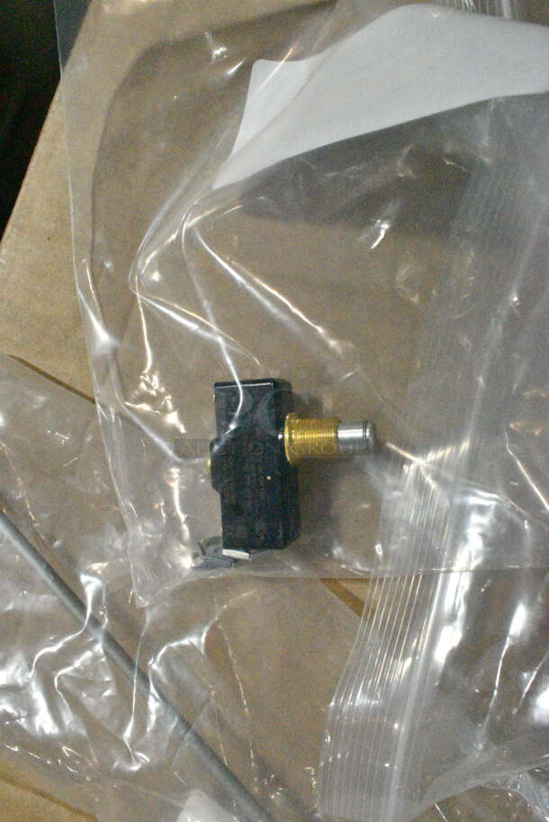 4 BRAND NEW SCRATCH AND DENT! Items Including HP0095910800 Vulcan 00-959108-000G1 Retrofit Kit (Open Pilot), HP0092216000 Vulcan 00-922160-0000A Safety Valve, HP0095966200 Vulcan 00-959662-00001 Maxitrol Natural Gas / Liquid Propane Valve for VC and SG Series, HP0096005300 Vulcan 00-960053-00001 Hart Door Switch. 4 Times Your Bid!  - Image 9 of 10