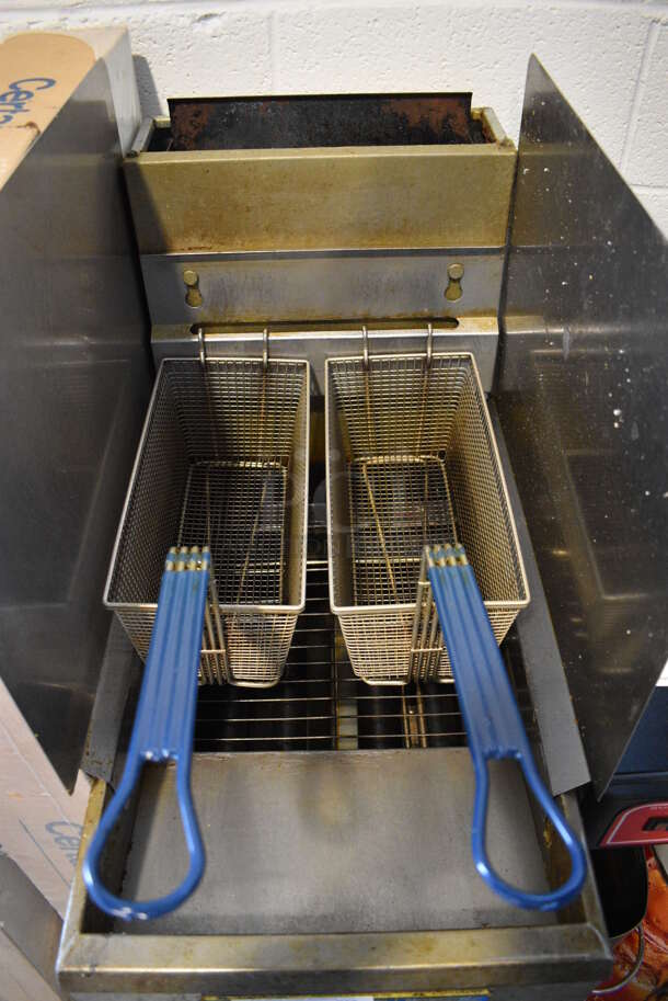 2018 Pitco Frialator 40D Stainless Steel Commercial Floor Style Natural Gas Powered Deep Fat Fryer w/ 2 Metal Fry Baskets and Right Side Splash Guard on Commercial Casters. 115,000 BTU. 15.5x30x51 - Image 3 of 6