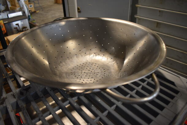 Metal Colander. 18.5x15.5x4 - Image 2 of 3
