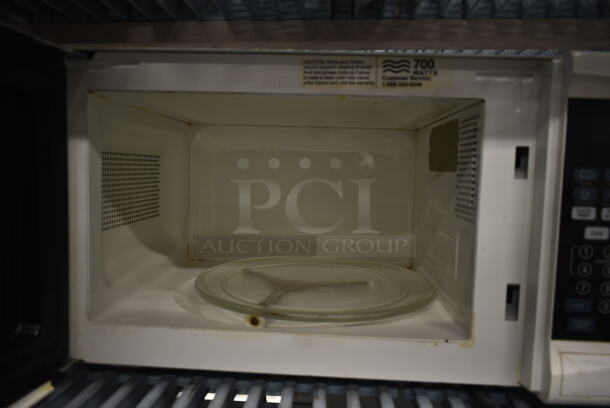 Sunbeam SGS10701 Metal Countertop Microwave Oven w/ Plate. 120 Volts, 1 Phase.  - Image 3 of 4