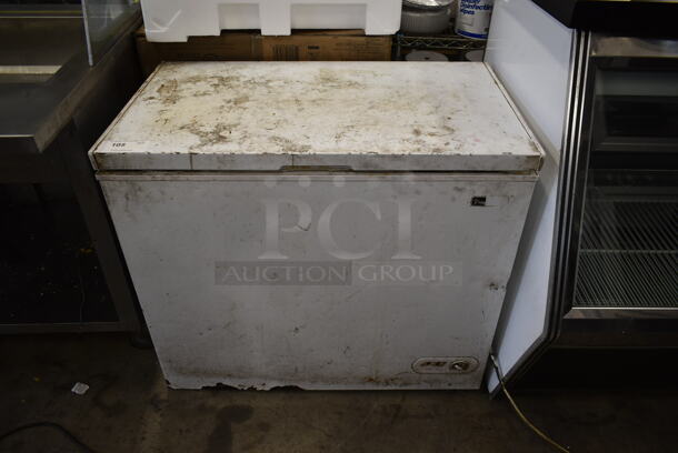 Magic Chef HMCF7W2 Metal Chest Freezer. 115 Volts, 1 Phase. Tested and Working!