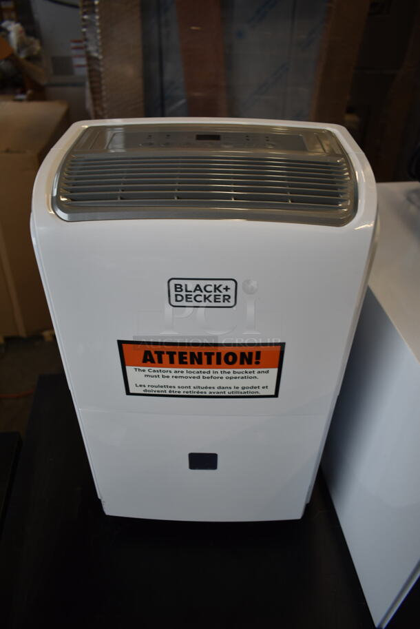 BRAND NEW SCRATCH AND DENT! Black & Decker BDT20WTB 20-Pint Portable Dehumidifier. 115 Volts, 1 Phase. Tested and Working! - Image 1 of 6