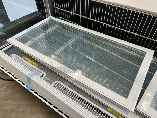 BRAND NEW SCRATCH AND DENT! Avantco Metal Commercial Countertop Refrigerated Display Case Merchandiser. Right Panel Is Missing. 60x24x24. Tested and Working! - Image 4 of 7