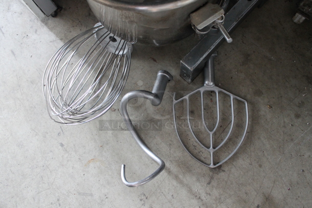 Avantco MX20 Metal Commercial Countertop 20 Quart Planetary Dough Mixer w/ Stainless Steel Mixing Bowl, Bowl Guard, Dough Hook, Paddle and Whisk Attachment. 120 Volts, 1 Phase. Tested and Working!  - Image 7 of 7