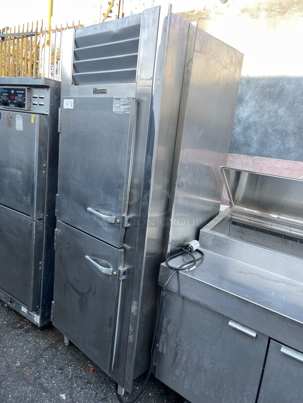 Clean! Traulsen G14310 Solid Door 1 Section Hot Food Holding Cabinet with Right Hinged Door NSF 1120/220 Volt 1 Phase Tested and Working! - Image 2 of 8