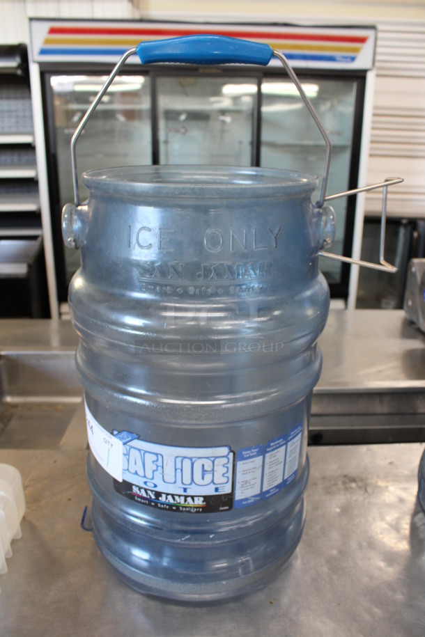 San Jamar SafTice Blue Poly Ice Bucket. 13x10x18