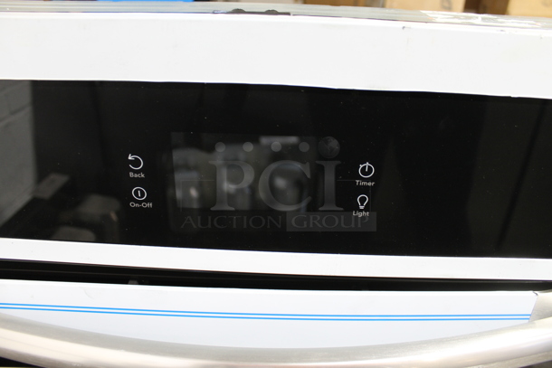 BRAND NEW SCRATCH AND DENT! Frigidaire GCWG2438AF Stainless Steel Commercial 24" Single Gas Wall Convection Oven with Air Fry. 115 Volts, 1 Phase. - Image 3 of 6