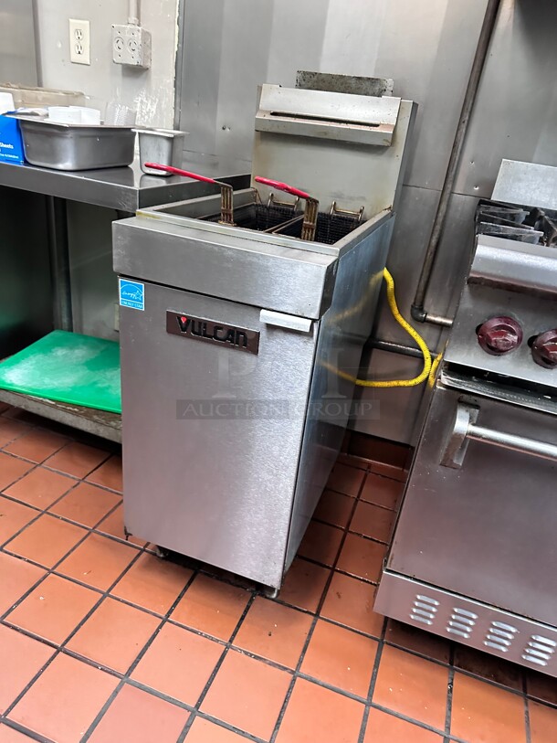 Late Model! Vulcan 1VEG35M Gas Commercial Fryer - (1) 40 lb Vat, Floor Model, Natural Gas NSF Tested and Working! - Image 5 of 8