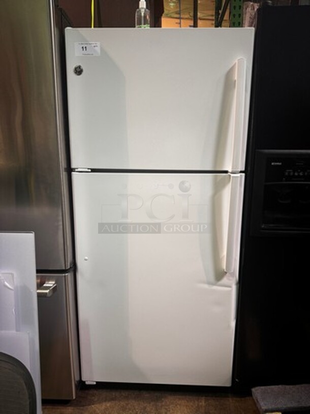 GE 30" Top/Bottom White Refrigerator. (Small Dent) , like new! 63" H x 30" W x 27" D - Image 2 of 8