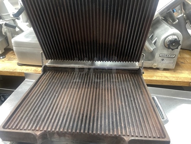 Waring WPG250 Panini Supremo Grooved Top & Bottom Panini Sandwich Grill - 14 1/2 x 11 Cooking Surface - 120V, 1800W Tested and Working! - Image 7 of 12