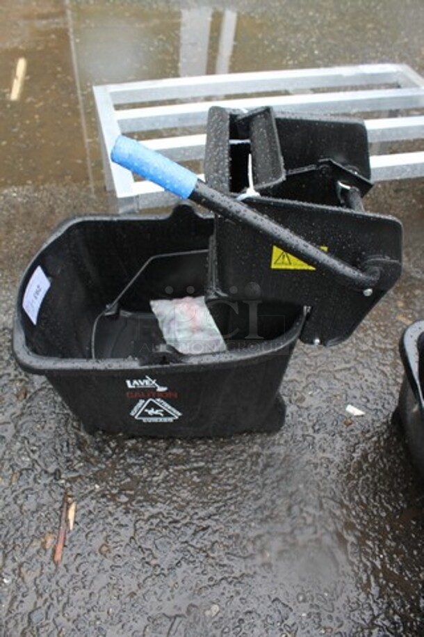 BRAND NEW SCRATCH AND DENT! Lavex 274MOPBCKTBK 35 Qt. Black Mop Bucket & Side Press Wringer Combo - Image 3 of 3