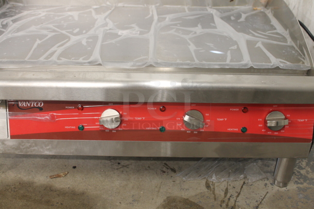 BRAND NEW SCRATCH AND DENT! Avantco 177EG30N Stainless Steel Commercial Countertop Electric Powered Flat Top Griddle. 208/240 Volts, 1 Phase. - Image 2 of 3