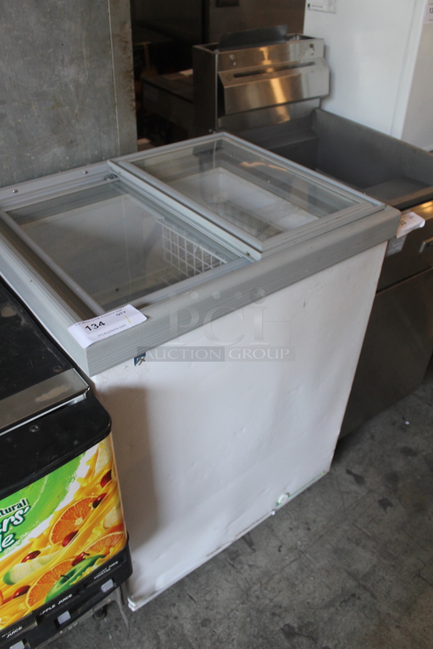 Electrolux ST05G0 Metal Commercial Chest Freezer Merchandiser. 115 Volts, 1 Phase. Tested and Working! - Image 2 of 5